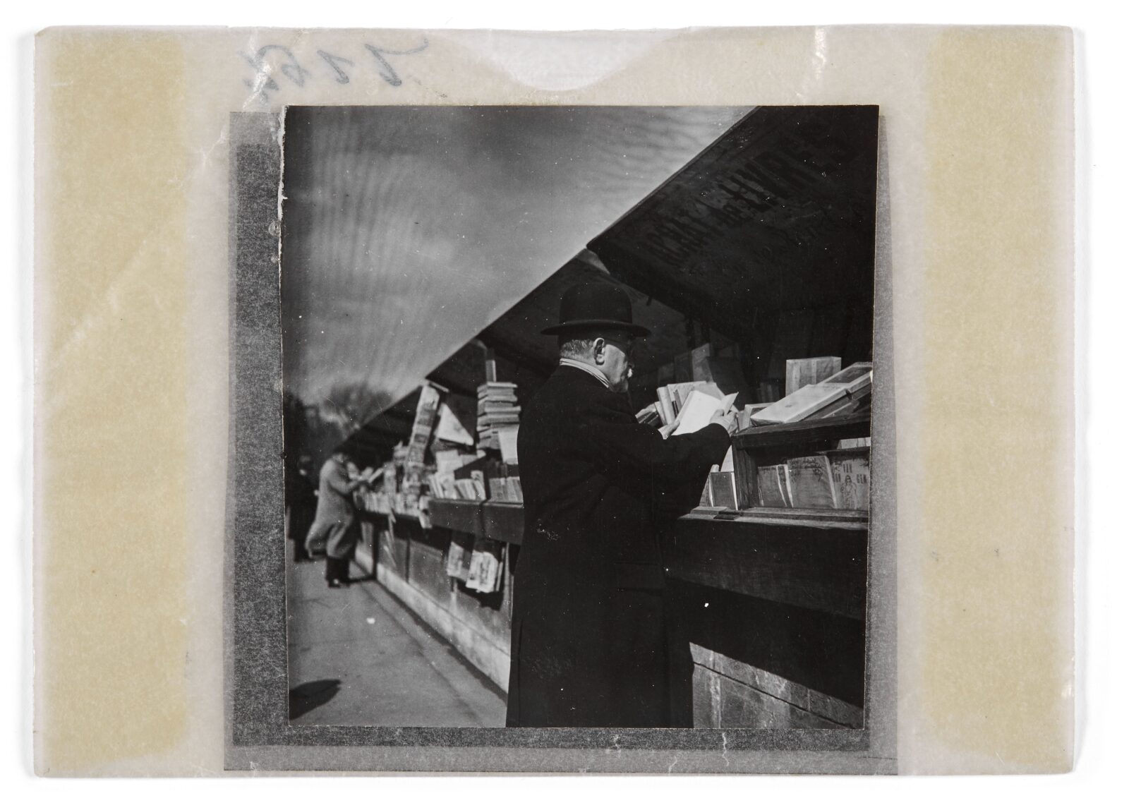 Dora MAAR, Bouquiniste. Paris - circa 1935 © Artcurial
